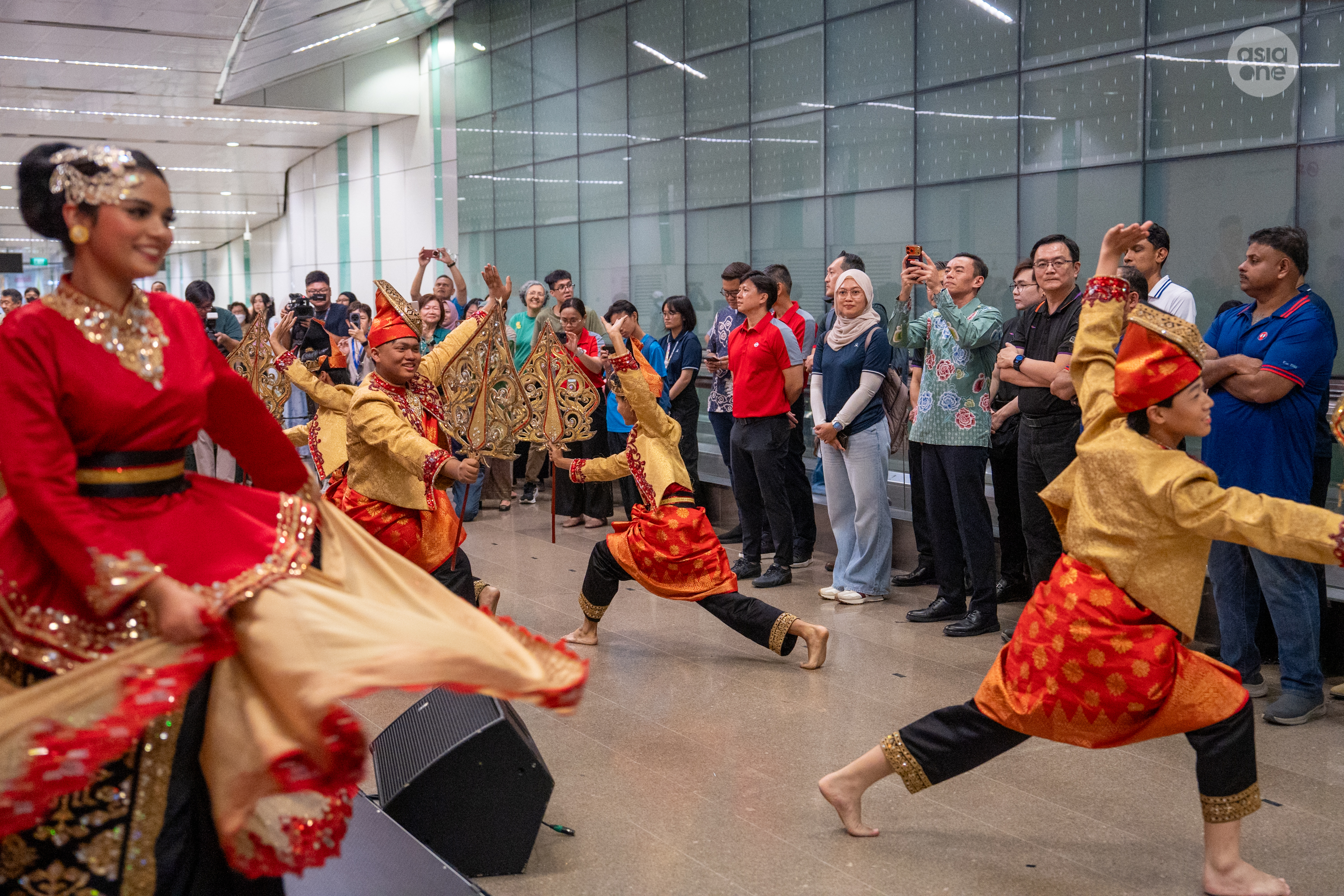Jalan Besar GRC MP Wan Rizal viewing performances by SMU Rentak and Beatty Secondary School students on Monday (March 16).