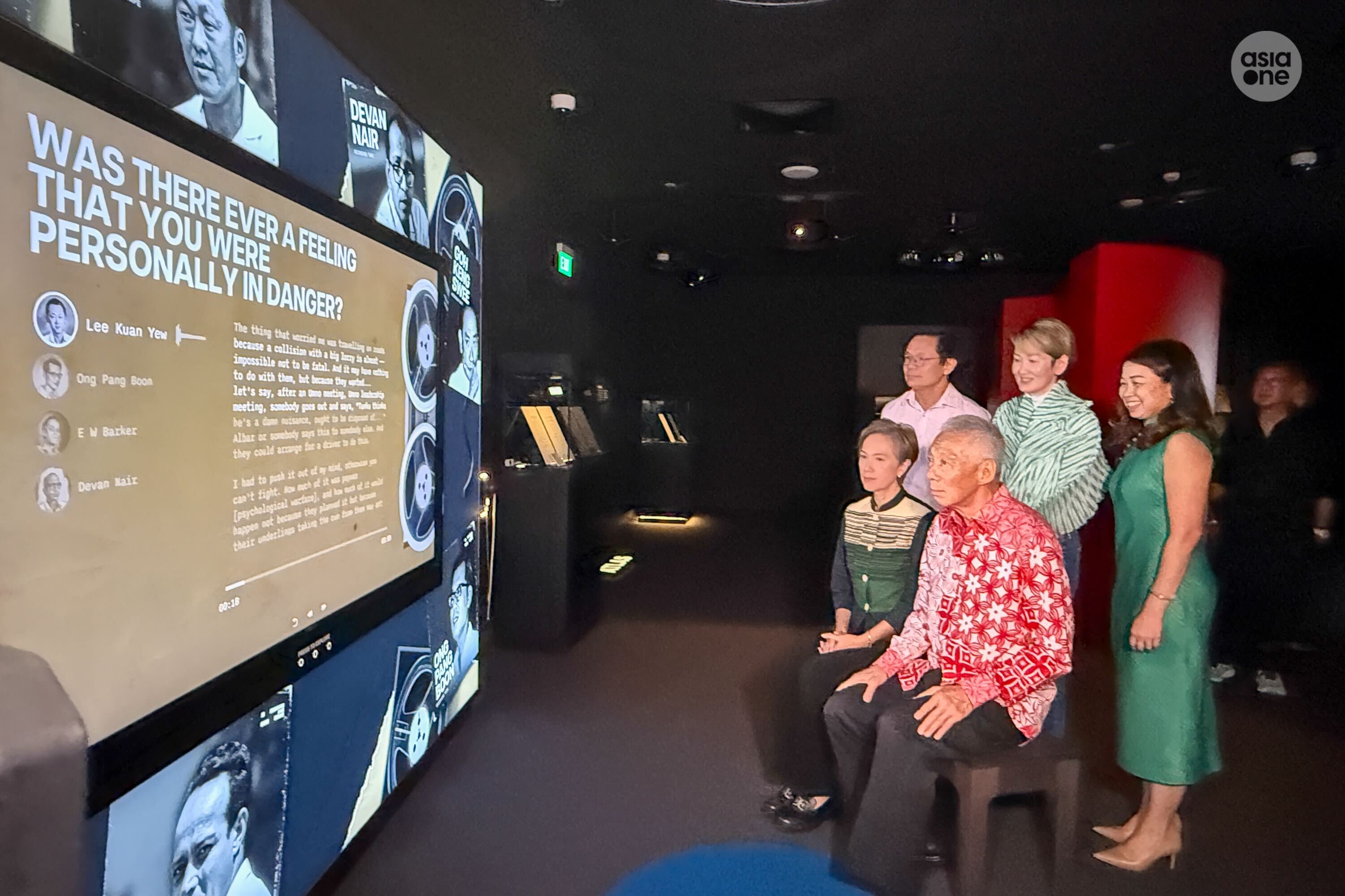 SM Lee Hsien Loong viewing one of the exhibits at the Albatross exhibition. 